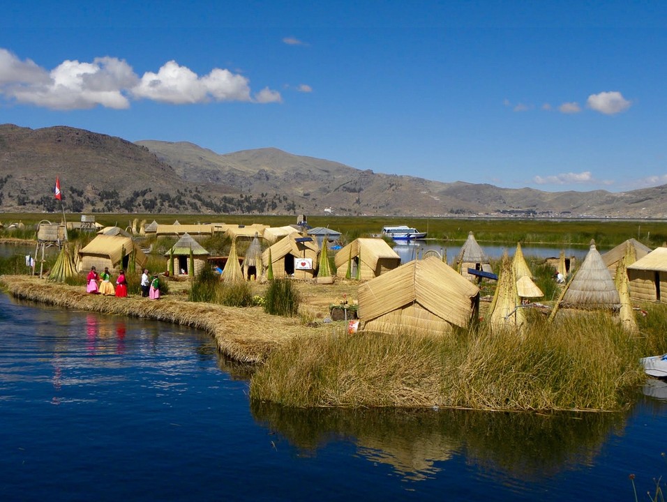 Uros: drijvende eilanden in het Ticicaca meer bij Puno