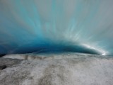 Één van de vele caves op de gletser