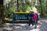 Start van de Milford Sound trekking, bepakt met eten en kleding.