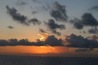 Let op de witte rand langs de wolken