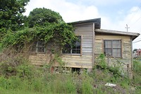 Huis op fundament van losse stenen.