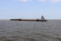 Duwboot met geduwde boten