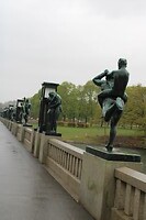 Bronzen beelden op de brug