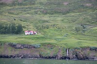 Een eenzame woning langs de kust