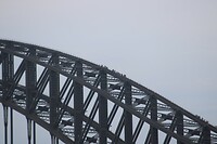 Lopers over de brug