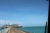 De Westerdam aan het eind van de pier