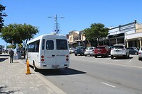 Een kleine shuttlebus dit keer