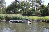 Een 'garbage collector' van de rivier