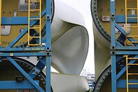 De windturbinebladen van dichterbij