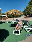 Relaxen bij het zwembad