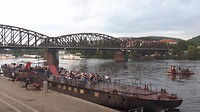 Terrasboot bij spoorbrug