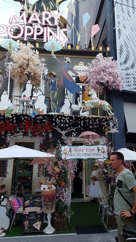 Kitsch café