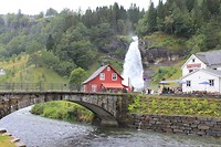 Brug bij Steinsdalfossen