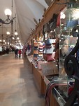 Souvenirwinkeltjes in de Lakenhal
