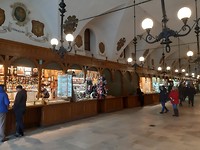 Souvenirwinkeltjes in de Lakenhal