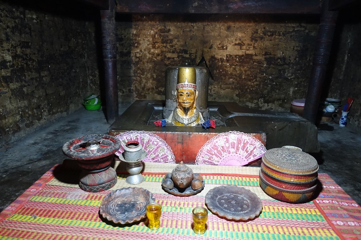 Offergaven bij de Po Klong Garai torens