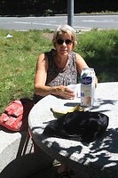 Lunchen langs de snelweg bij Valenciennes