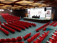 Een theaterachtige zaal waar regelmatig (religieuze) toespraken worden gehouden