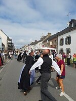 Volksdansen tijdens de markt in Belz