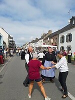 Volksdansen tijdens de markt in Belz