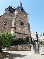De Église Saint-Jacques in Bergerac met daarvoor het beeld van Cyrano de Bergerac