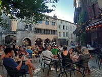 Het gezellige pleintje in Saint-Anthonin-Noble-Val