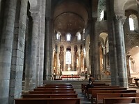 Interieur van de basiliek in Orcival