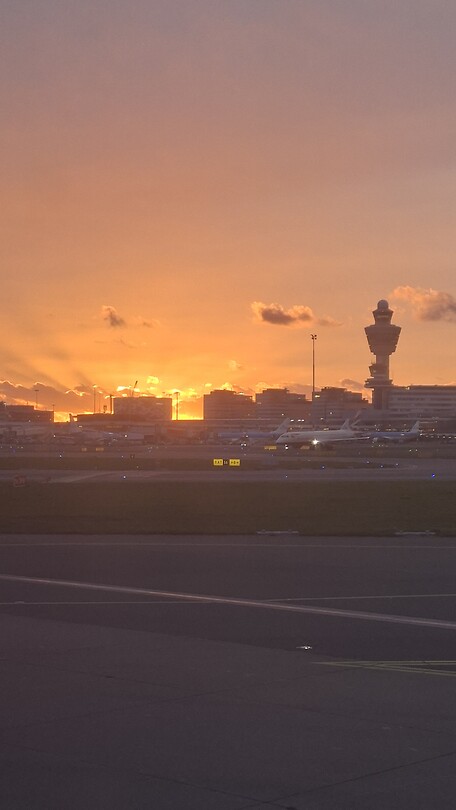 Zonsondergang bij Schiphol