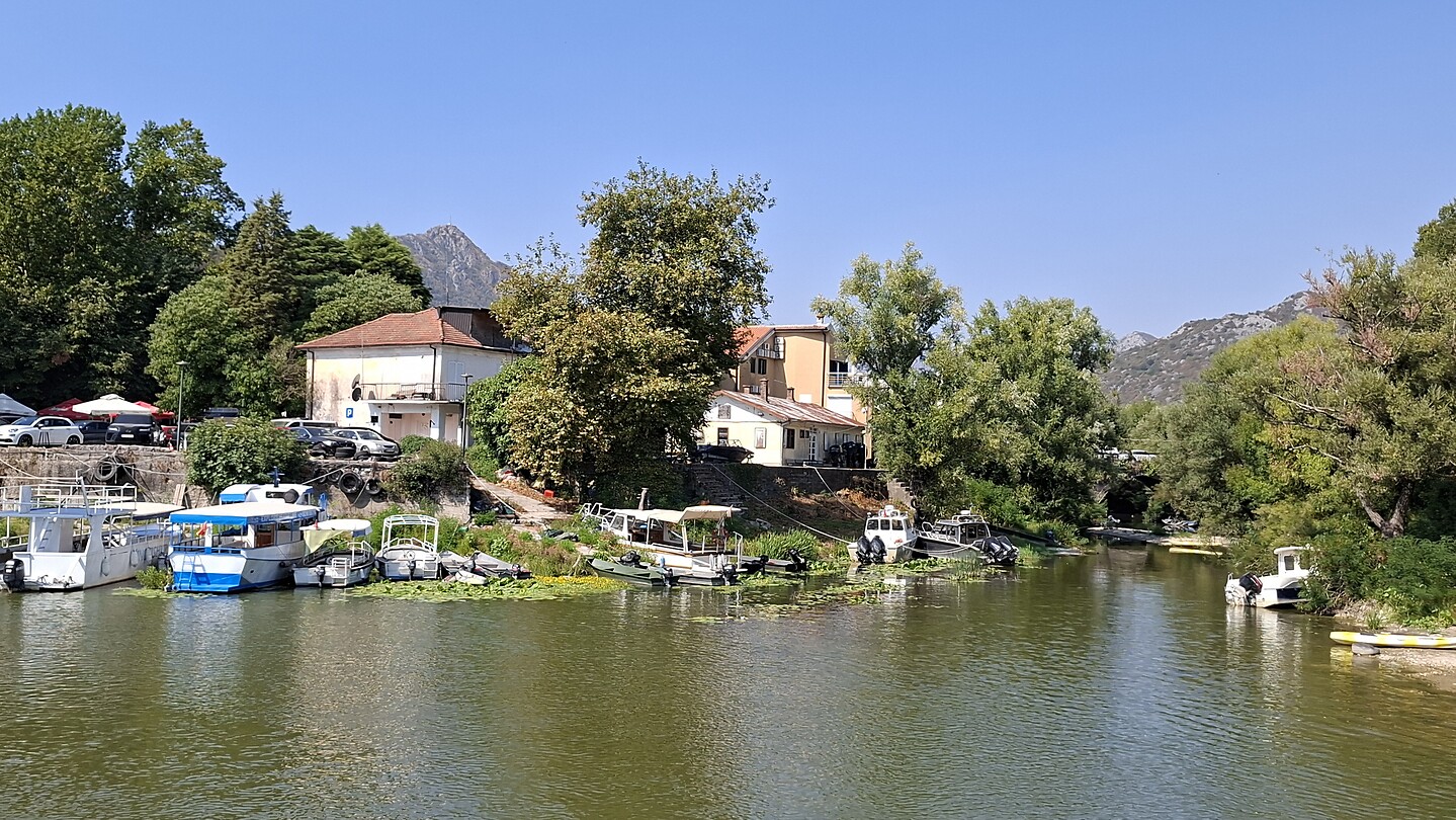 De haven van Virpazar