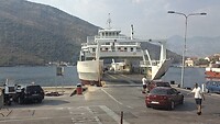 De veerboot over de Baai van Kotor