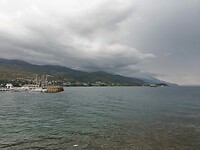 Een regenbui boven het meer van Ohrid