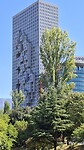 Flatgebouw met op de zijkant de landkaart van Albanië
