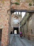 Frederieke door de stadspoort van Montagnana