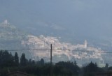 Nog eens Assisi, verlicht in de dichte mist!