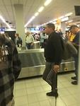 Wachten op de bagage op Schiphol
