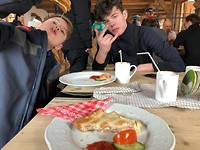 Op tijd een snack voordat de skiklasjes klaar zijn....