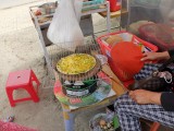 lunch snack, groente en duivenei op rijstpannenkoek
