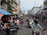 op straat