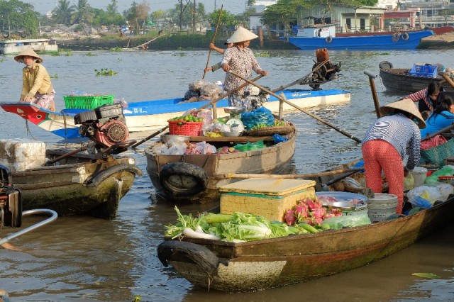 Phong Điền floating market