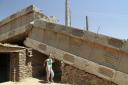 De grootste stele ligt gebroken op de grond