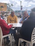 Kaartende mannen in de haven