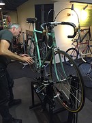 Eric Mioch bezig met afstelling derailleur