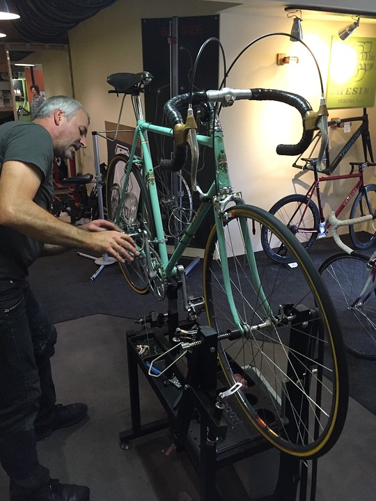 Eric Mioch bezig met afstelling derailleur