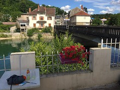 Dun Sur Meuse bijtanken op terras en Magnum met dubbele choco