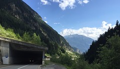 Afdaling door lange tunnels ca 70 km per uur helm op en knipperlichten aan