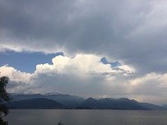 Lago maggiore met mooie wolkenpartijen
