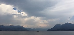 In de verte de veerboot van Verbania naar Laveno