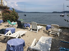 Privé strandje bij hotel Milano aan het meer