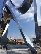 Prachtig Sculpture midden op water tgv Volta
