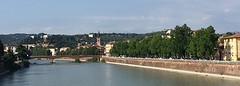 Aankomst Verona langs de rivier de Adige